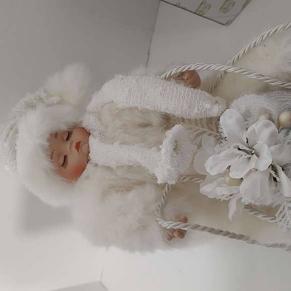 New Winter Baby in Sleigh From the Heritage Signature Collection - Picture 14 of 14